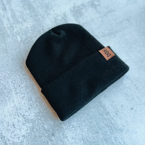 Knit black hat with tag